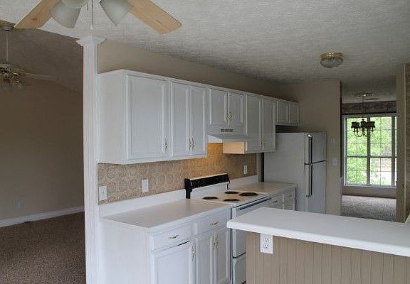 Bright, open Kitchen w/ bar