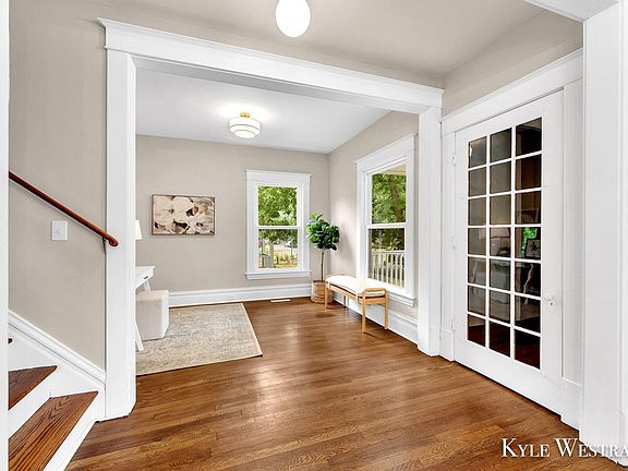5th image of 607 Hawthorne St NE