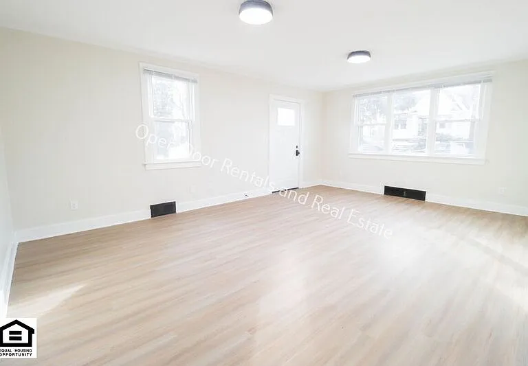 2323 Fox Ave — Photo 5