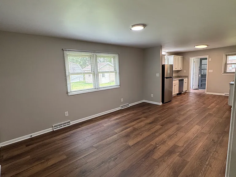 310 Scotland Dr — Photo 6