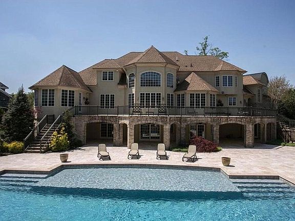 3rd image of 1 Venetian Ct