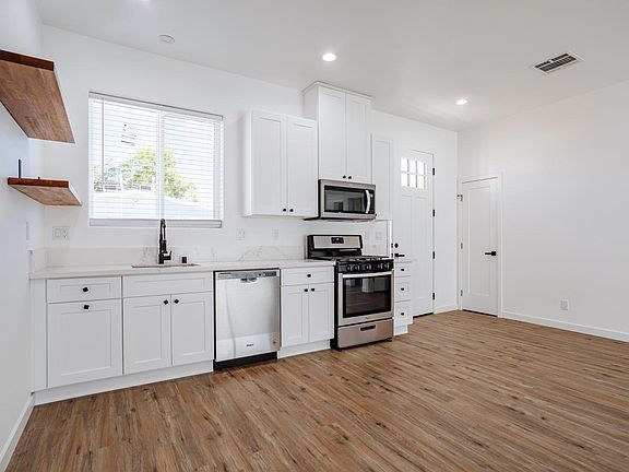 5th image of 1127 N Sierra Bonita Ave