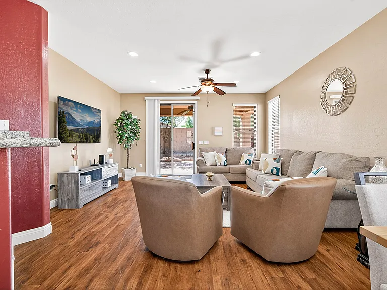 2433 W Ellis St — Photo 45