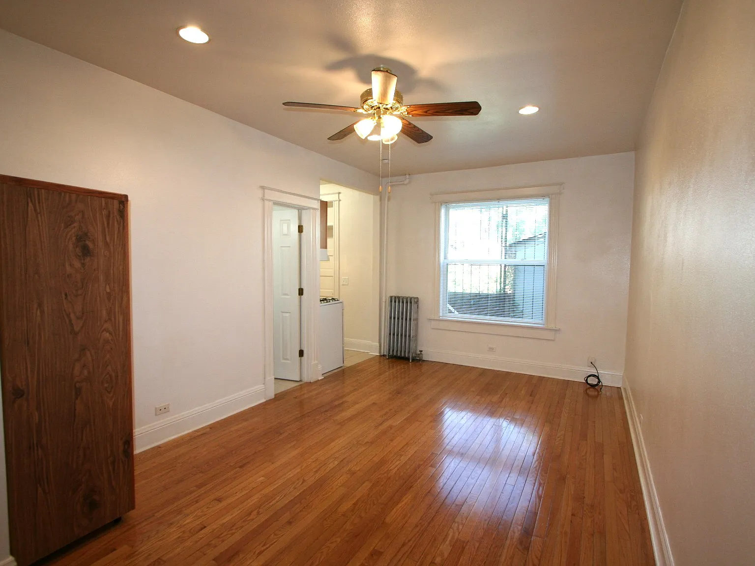 Studio, 300 sqft, $1,050 — Photo 2
