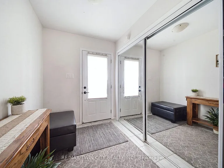 32 Cole Cres — Photo 5