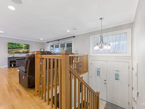 4th image of 1691 Roosa Ln
