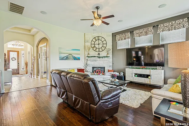 5 bed, 4.5 bath, 3590 sqft, $4,300 — Photo 4