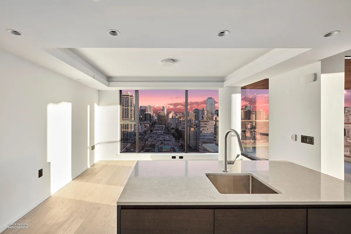 Building Photo - 1408 Robson St #170X