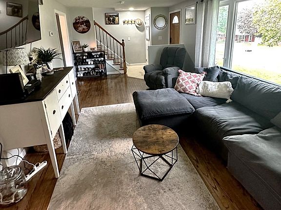 4th image of 449 Hillcrest Dr