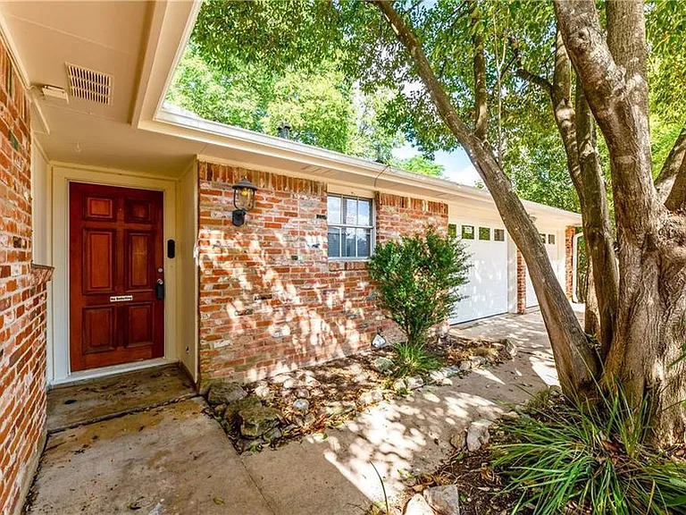 2108 Monarch Dr — Photo 2