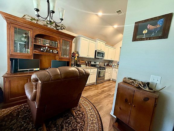 4th image of 705 Tiger Eye Ave