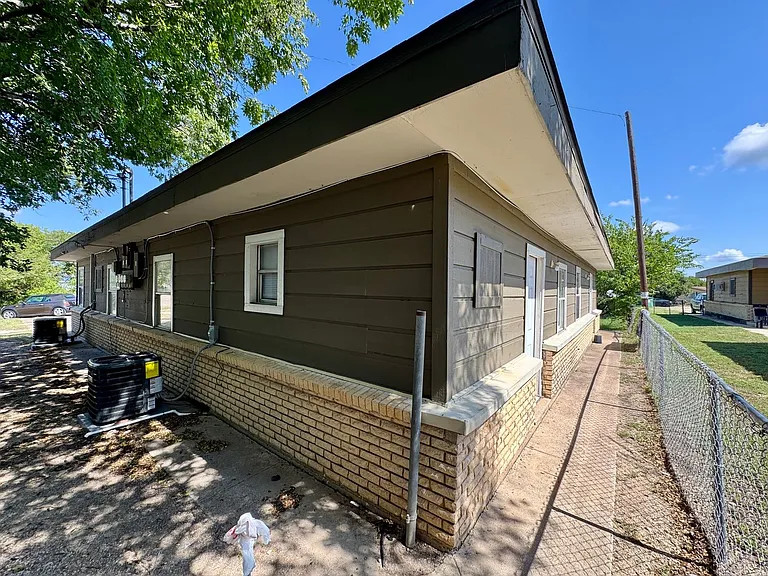 306 W Valley Rd — Photo 1