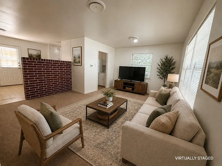 1323 Gardenia Ave — Photo 2