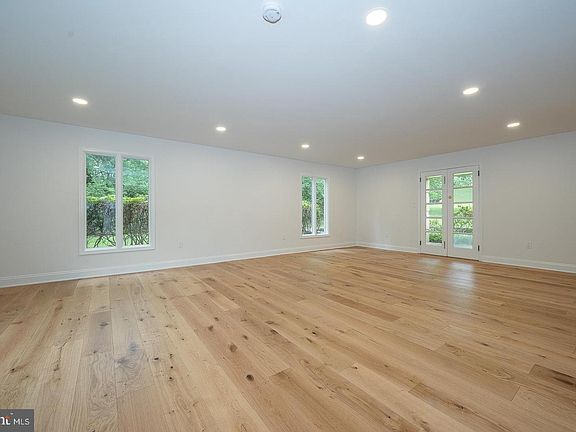 4th image of 4103 Laurel Dr