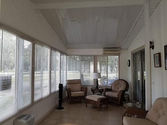 3rd image of 1063 Laura St