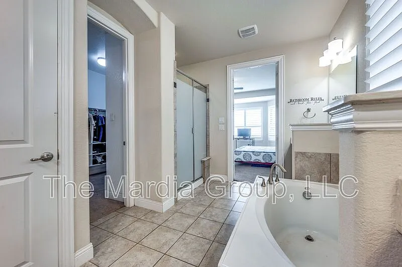 5 bed, 3.5 bath, 4259 sqft, $3,999 — Photo 4