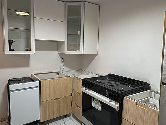 4th image of 86 Chestnut Ave #2