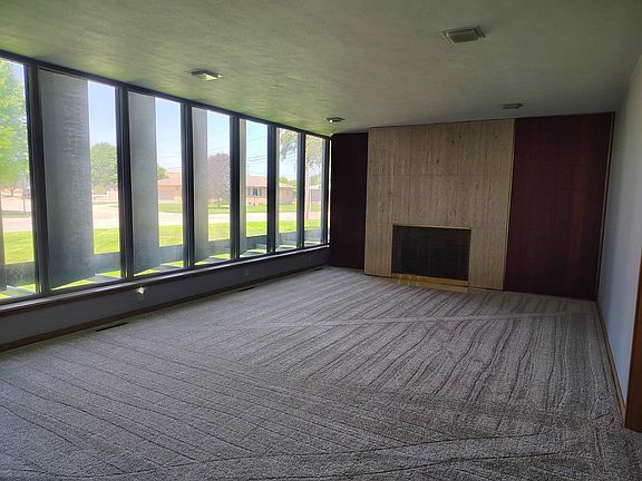 4th image of 2555 Pershing Rd