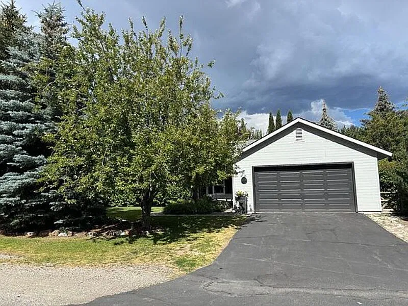 3 bed, 2.0 bath, 1605 sqft, $3,200 — Photo 3