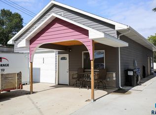 208 E Court St, Lennox, SD 57039
