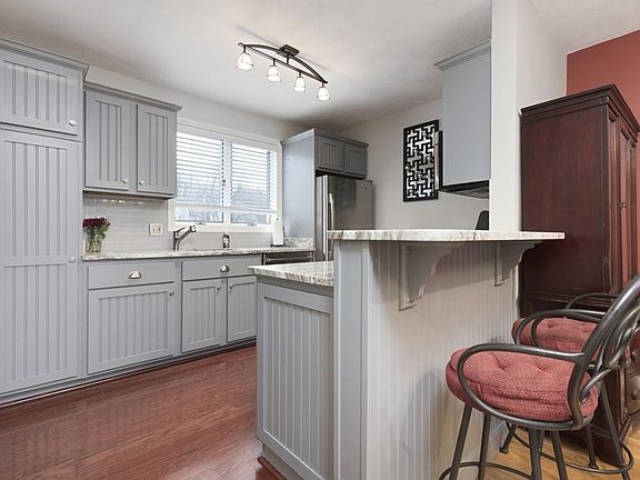 2nd image of 809 Sherwood Forest Ln #809