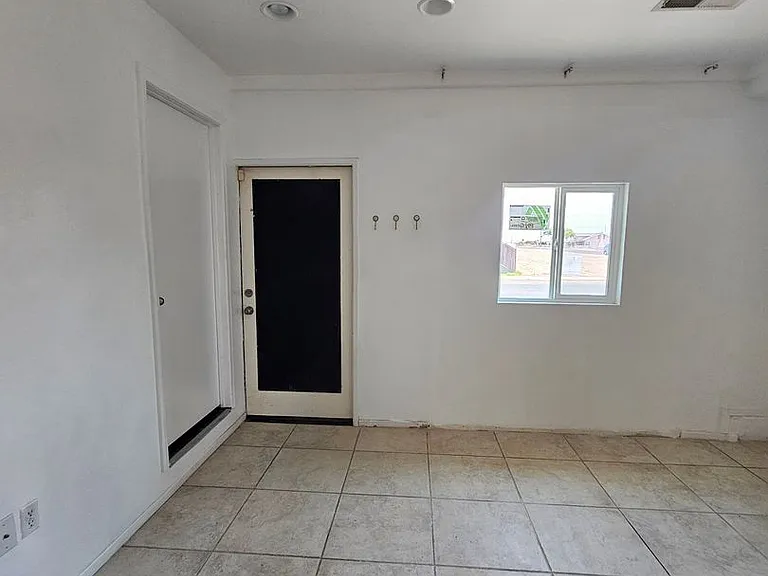 805 E 2nd St — Photo 12