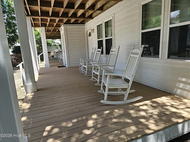 124 Sunset Ln — Photo 2