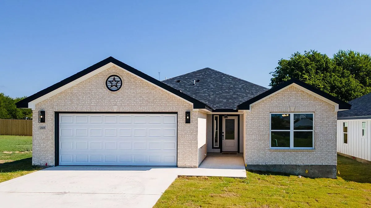 3 bed, 2.0 bath, 1660 sqft, $2,095 — Photo 2