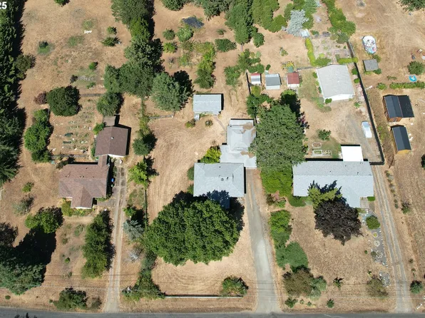 267 Crest Dr, Myrtle Creek, OR 97457