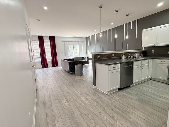 4th image of 863 Flagstone Dr