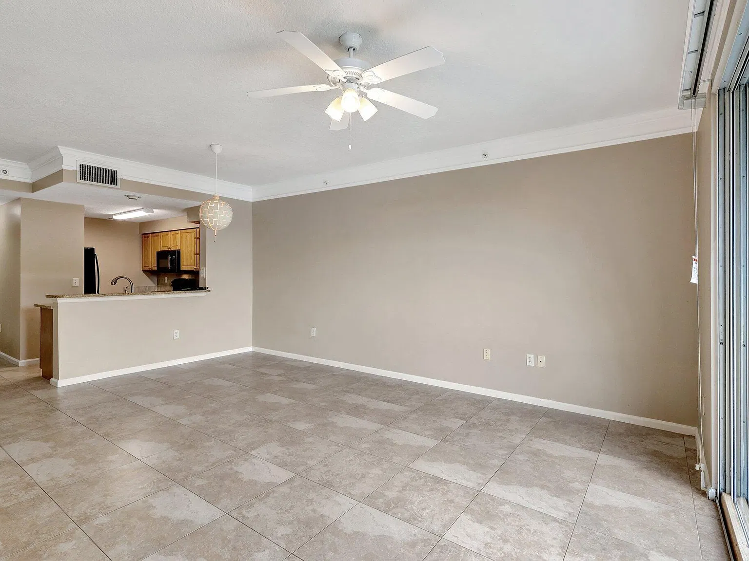 3 bed, 2.0 bath, 1362 sqft, $3,299 — Photo 3