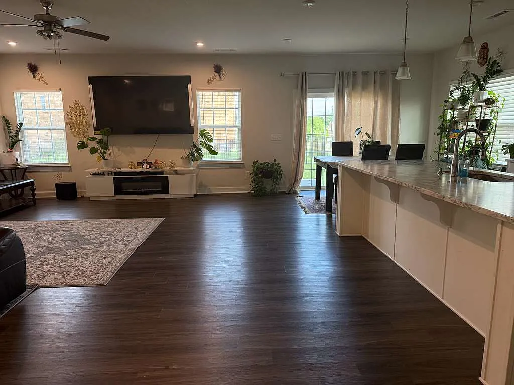 5 bed, 3094 sqft, $2,999 — Photo 4