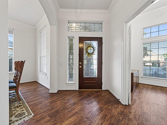 3rd image of 27 Sovereign Way