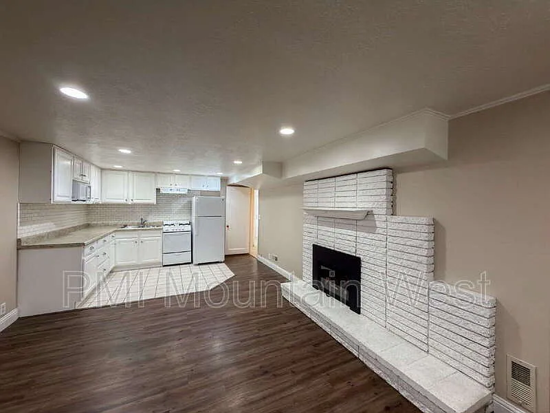 2 bed, 1.0 bath, 950 sqft, $1,350 — Photo 4