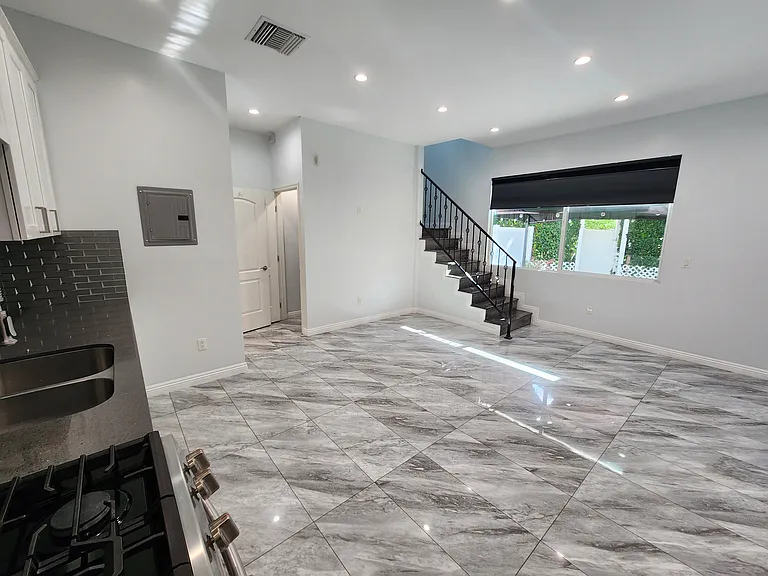 6827 Murietta Ave — Photo 30