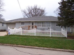 712 7th St NE, Independence, IA 50644