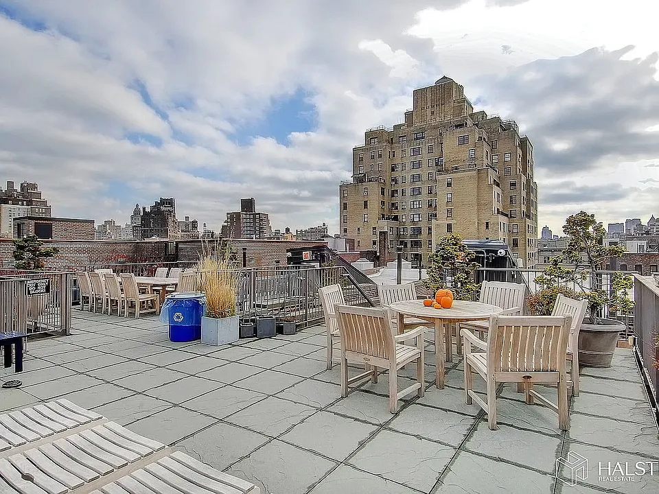 223 W 10th St #4C