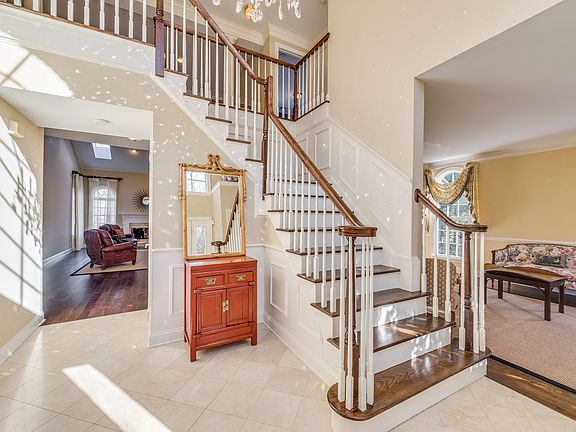 2nd image of 9 Carlton Dr