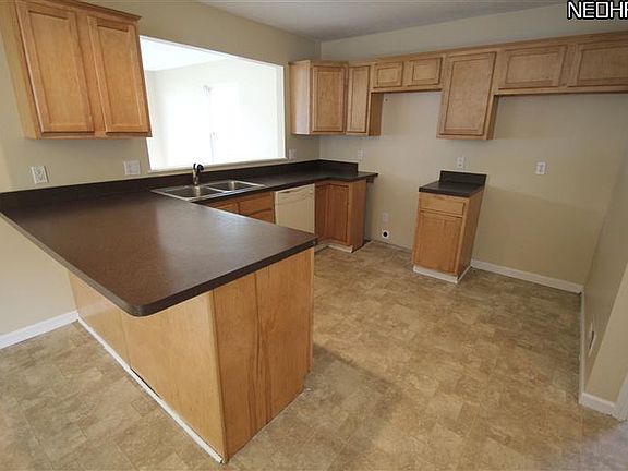 4th image of 1560 E 254th St