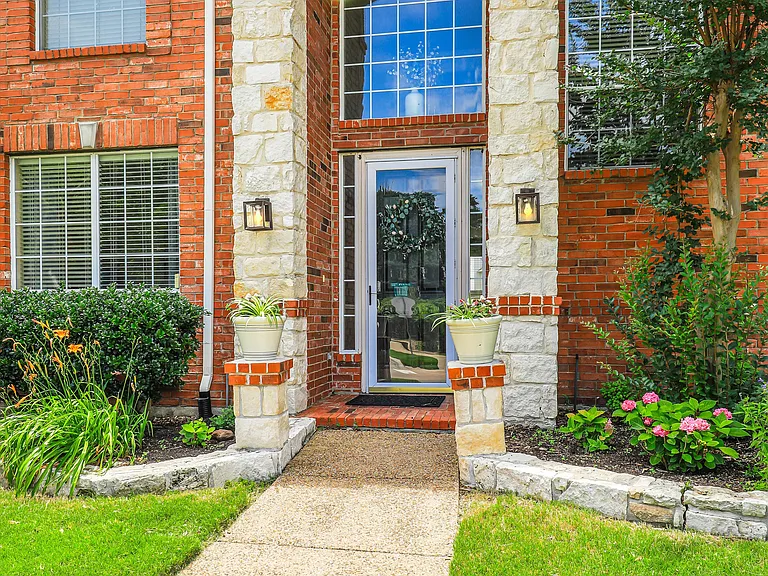 9921 Sean Dr — Photo 3