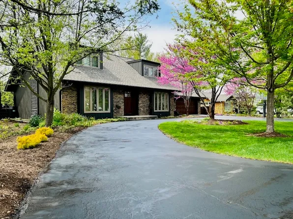 8224 Independence Dr, Willow Springs, IL 60480