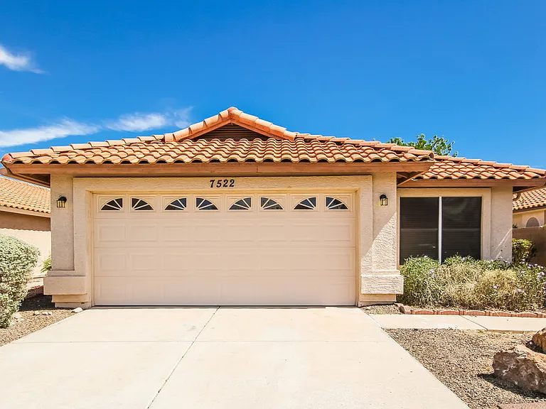 7522 W Kerry Ln — Photo 1