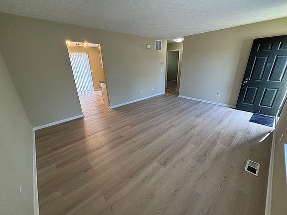 3rd image of 1826 Stoneview Ct