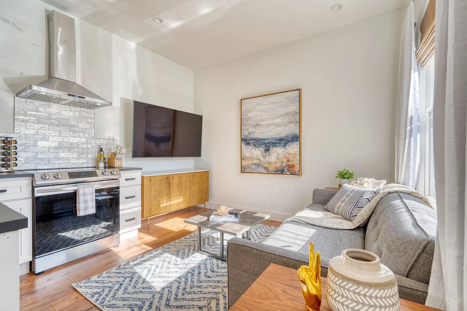 1 bed, 1.0 bath, 592 sqft, $3,147 — Photo 2
