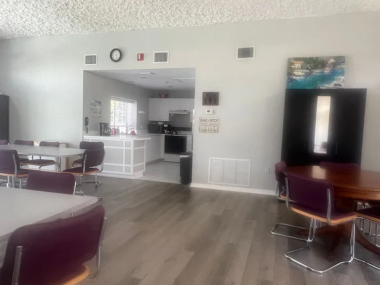 566 Clubside Cir — Photo 36