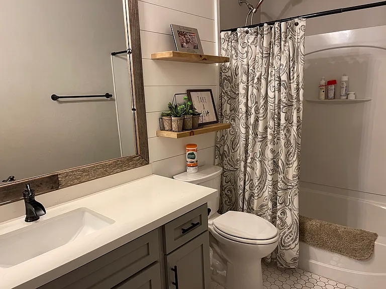 7046 S Claiborne Ave — Photo 42