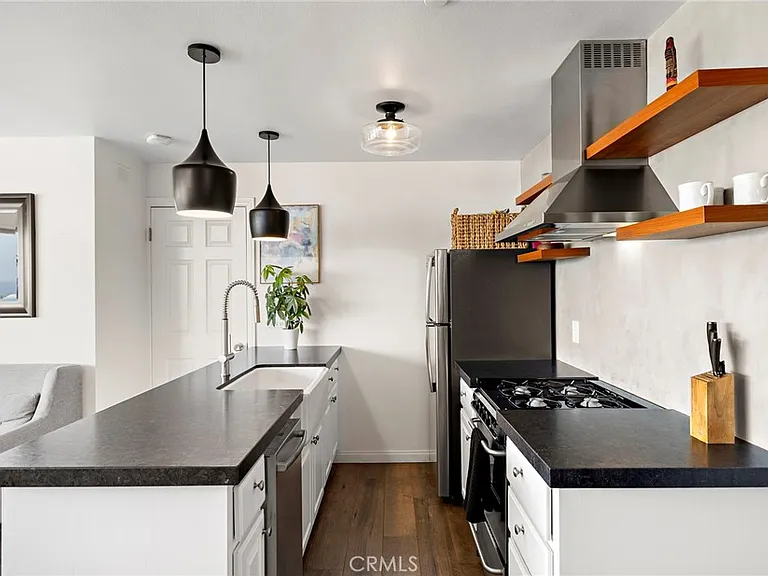 290 La Brea St — Photo 3