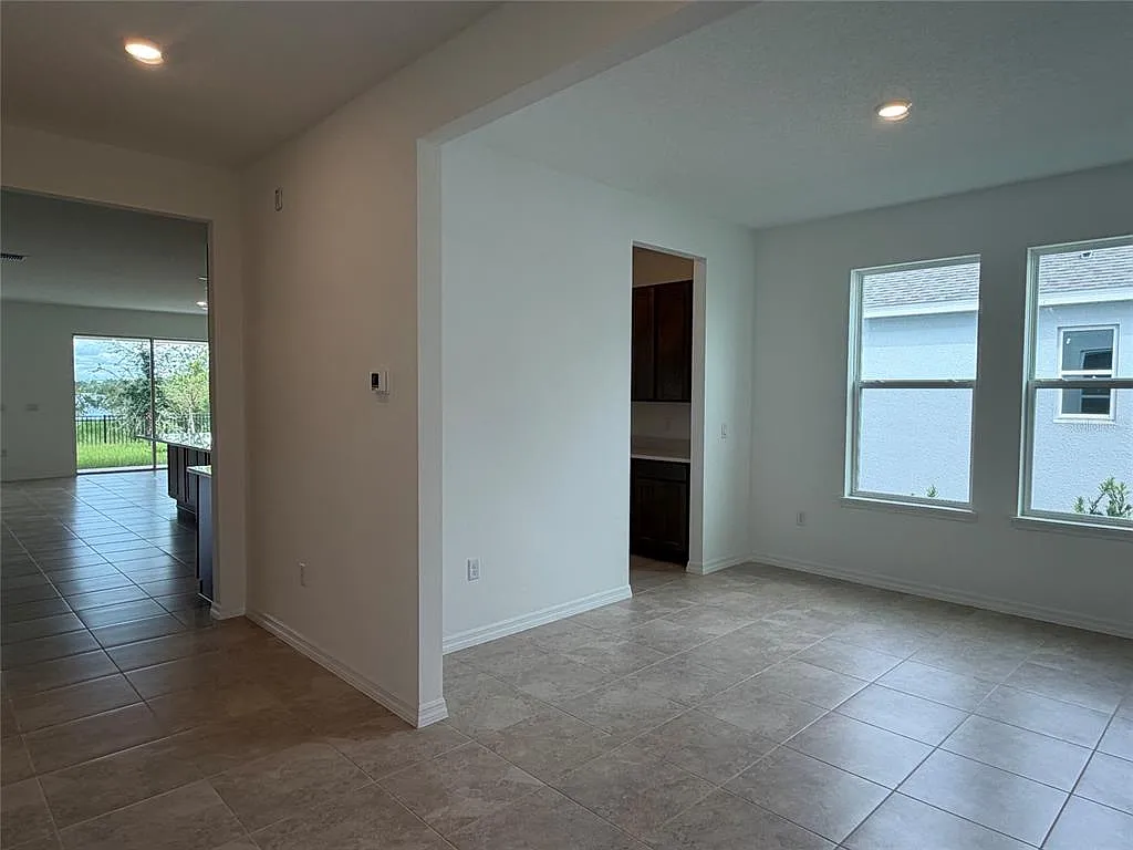 6 bed, 5.5 bath, 3998 sqft, $3,600 — Photo 3