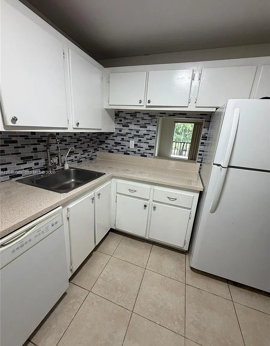 Versailles Gardens Condo — Photo 2
