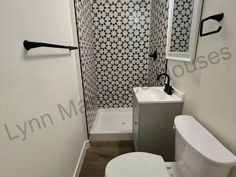 1010 W 20th St — Photo 8